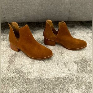 Steve Madden booties in Tan size 6